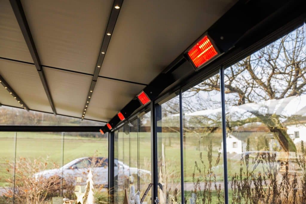 Cabriodach mit integrierten LED-Spots und Infrarot-Heizstrahlern