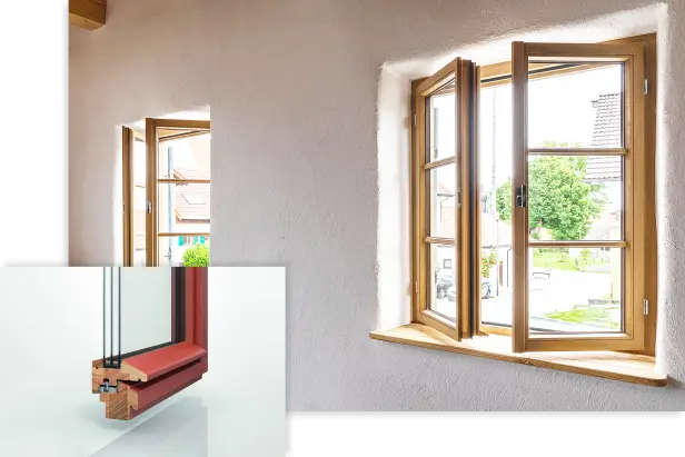 Holzfenster mit klassischer Sprossenteilung in einem Bestandsgebäude