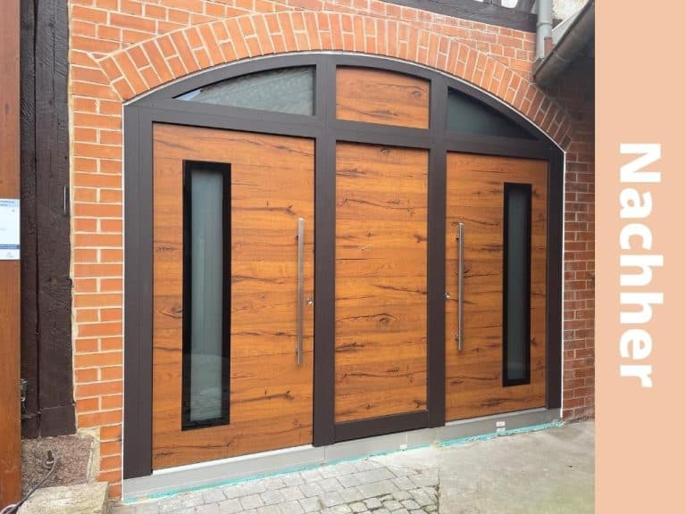 Neue Eingangsanlage in Holzoptik in einem historischen Rundbogen