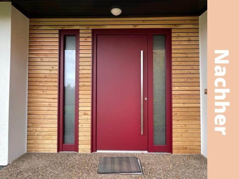 Sanierter Hauseingang mit roter Aluminium-Haustür und Holzfassade