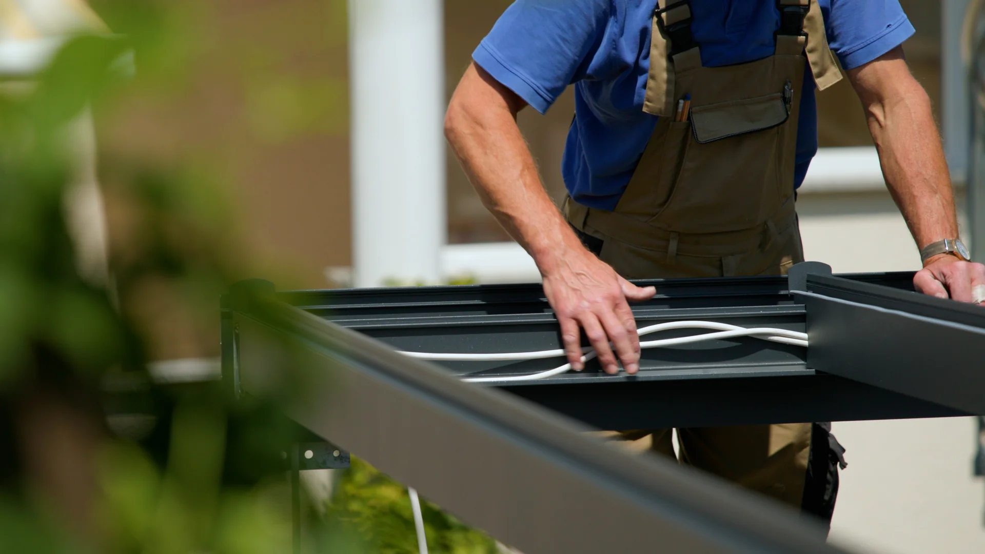 Monteur der Schreinerei Ritz beim Aufbau eines Terrassendachs