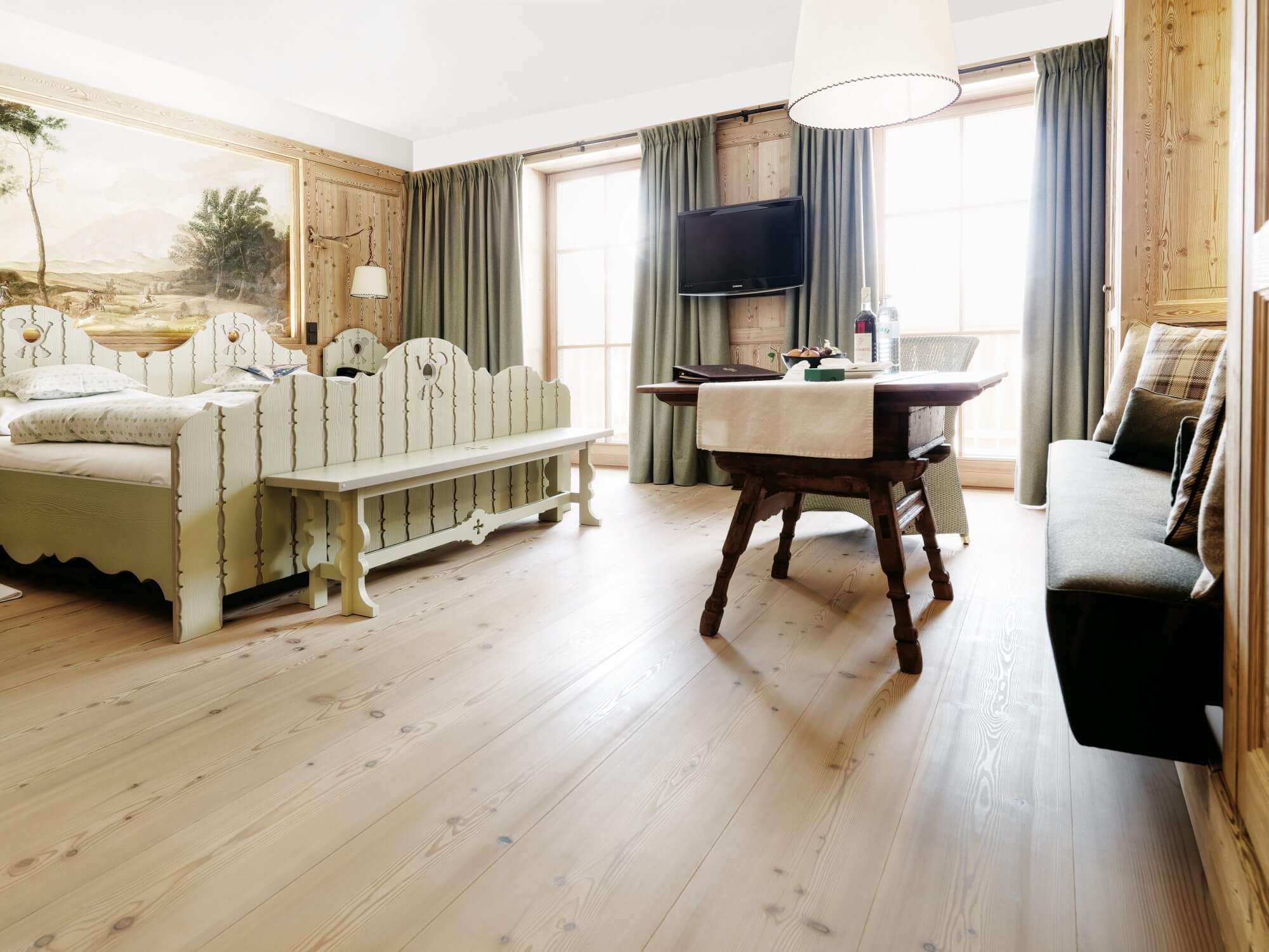 Schlafzimmer mit hellem Naturholzboden und Holzverkleidung