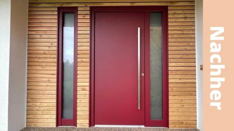 Rote Haustür mit schmalen Glasflächen und heller Holzverkleidung nach der Modernisierung