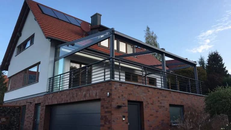 Große an Haus und Terrasse angepasste Überdachung als Beispiel für eine nutzungsbezogene Größenplanung
