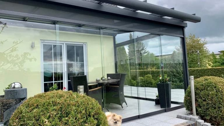 Reales Aluminium-Glasdach mit seitlichen Glasschiebeelementen an einem Wohnhaus