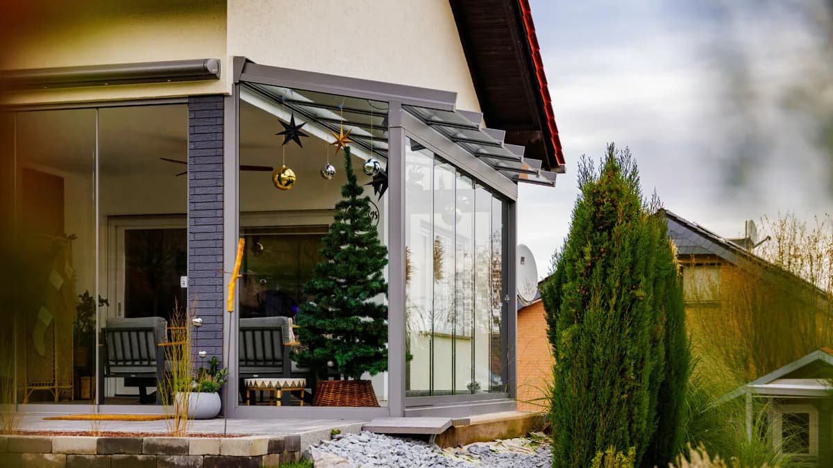 Aluminium-Glasdach an einem Wohnhaus in winterlicher Atmosphäre