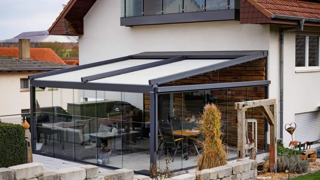 Textiles Cabriodach mit seitlichen Glasschiebewänden an einem Wohnhaus