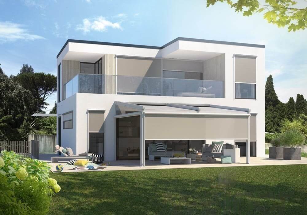 Terrassendach aus Aluminium mit Glasdach und Sichtschutz bei einem Wohnhaus im Raum Bebra