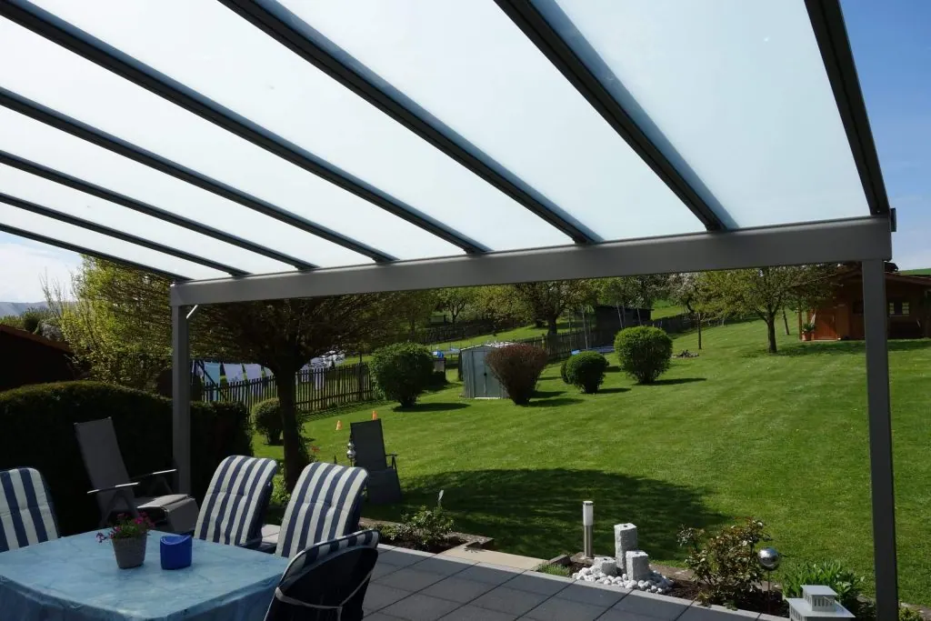 Aluminium-Terrassendach mit VSG-Glas und Blick in einen Garten in Osthessen